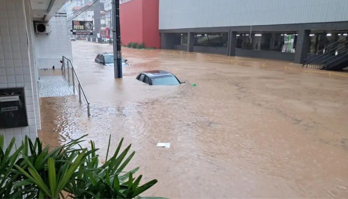  Chuvas levam quatro cidades a decretar emergência em Santa Catarina 